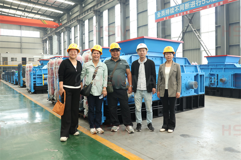 Philippine customers came to our factory to inspect the double roller crusher 