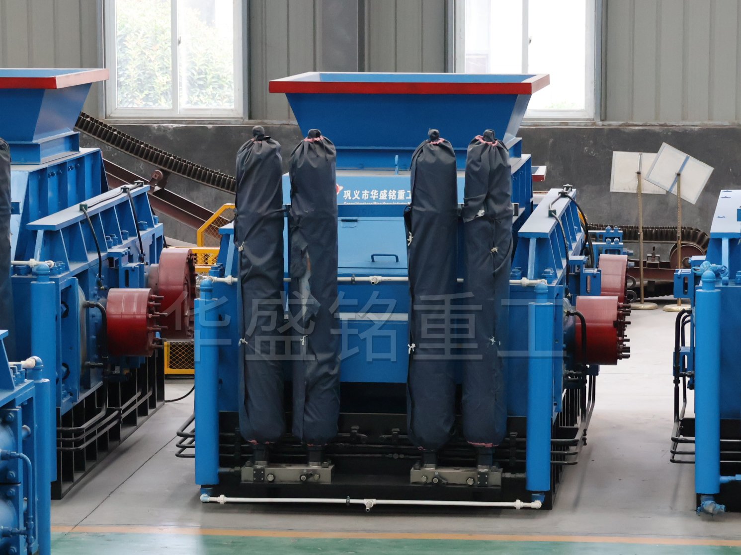 Hydraulic roller sand making machine